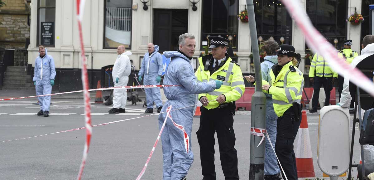 Investigadores de la Policía británica. Fuente: Europa Press.