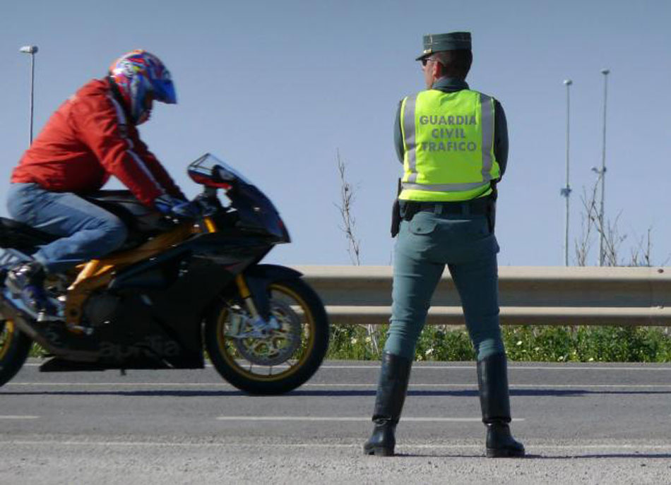 Si te para un guardia con la moto... ¿cuáles son tus derechos?