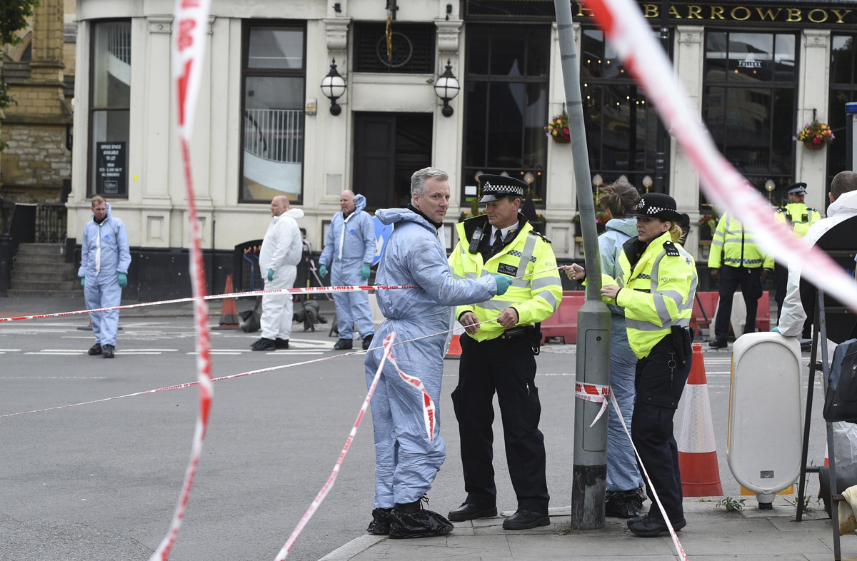 Investigadores de la Policía británica, tras el último atentado terrorista.