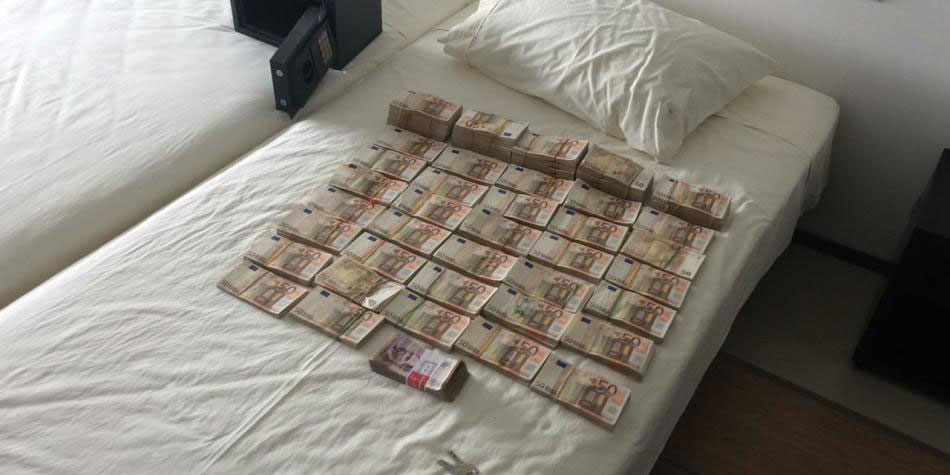 Imagen del dinero del zulo en un piso de lujo de Colombia a nombre de la hija de Edmundo Rodríguez Sobrino