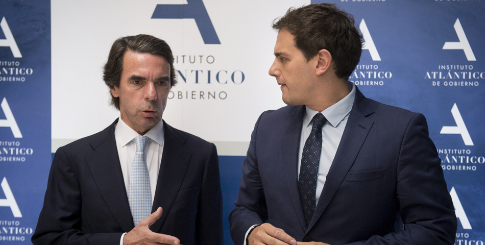 El presidente de Ciudadanos, Albert Rivera, acompañado por el expresidente del Gobierno José María Aznar.