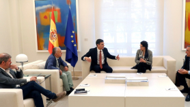 Sindicatos y responsables de la patronal en una reunión con Pedro Sánchez en Moncloa