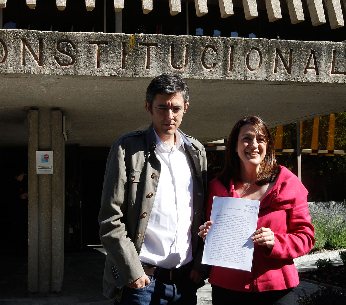 Soraya Rodríguez y Eduardo Madina presentando el recurso por la amnistía fiscal de Montoro ante el Tribunal Constitucional