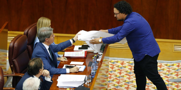 El diputado de Podemos, Jacinto Morano, entrega una lista a Cifuentes con los imputados del PP.
