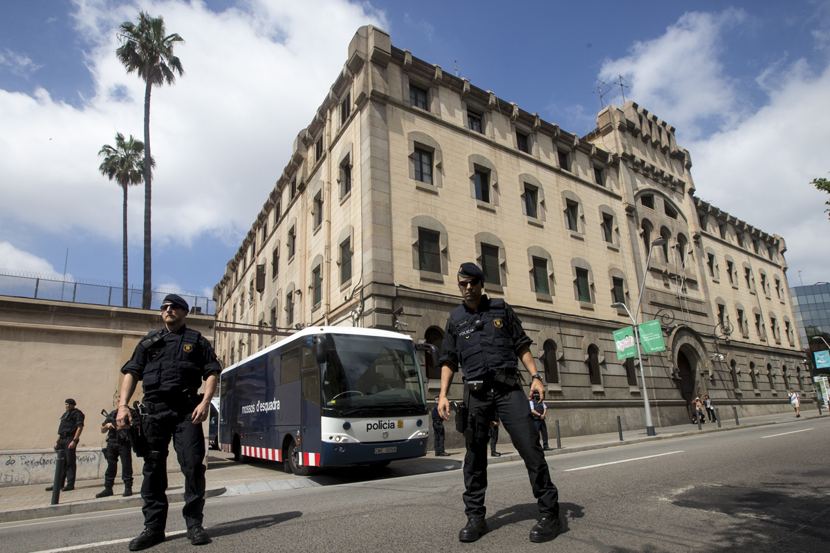 Los últimos internos saliendo de la carcel Modelo de Barcelona el día de su cierre