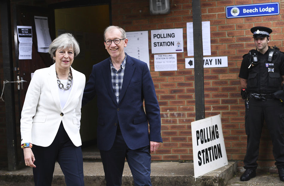 Theresa May y su marido, en el colegio electora.