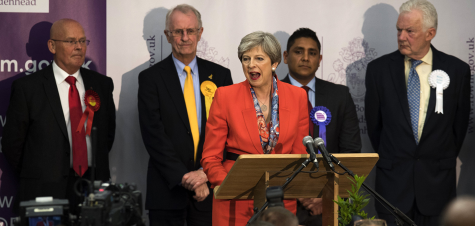 La primera ministra británica Theresa May (c) ofrece un discurso de victoria en el Centro de Ocio Magnet después de ser declarada ganadora