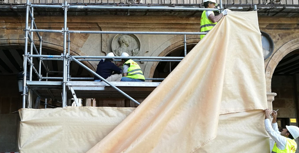 Los obreros retiran el medallón de Franco de la Plaza Mayor de Salamanca