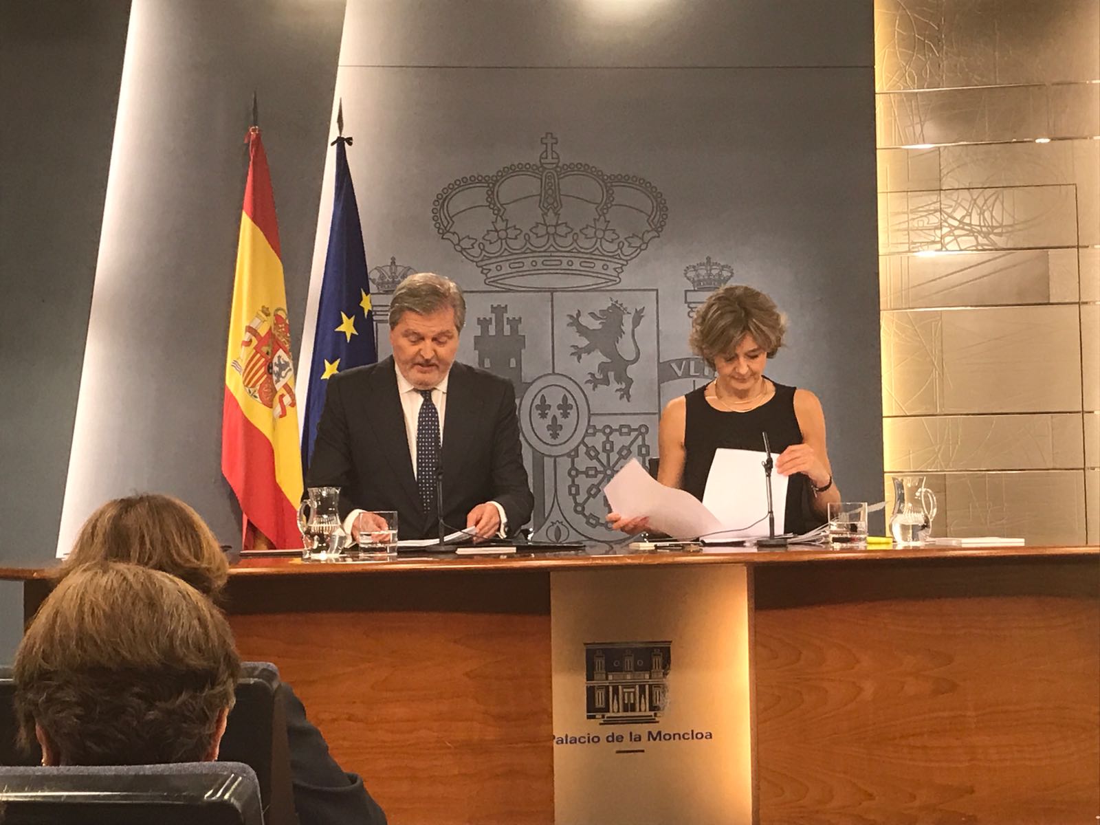El portavoz del Gobierno, Íñigo Méndez de Vigo, y la ministra de Agricultura, Isabel García Tejerina, en rueda de prensa tras el Consejo de Ministros. 