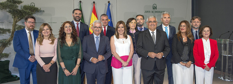 Foto de familia del nuevo Gobierno de Susana Díaz.