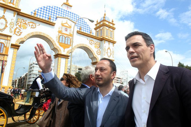 Pedro Sánchez con el líder del sanchismo andaluz, Alfonso Rodríguez Gómez de Celis, en la Feria de Abril