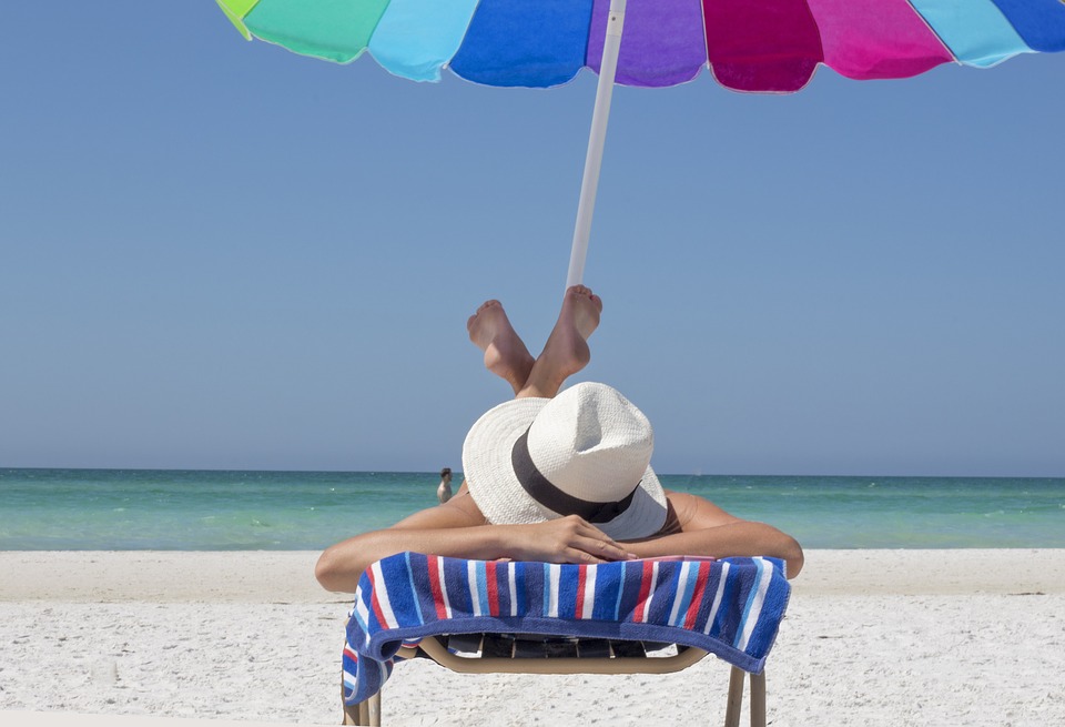 Una mujer toma el sol en la playa