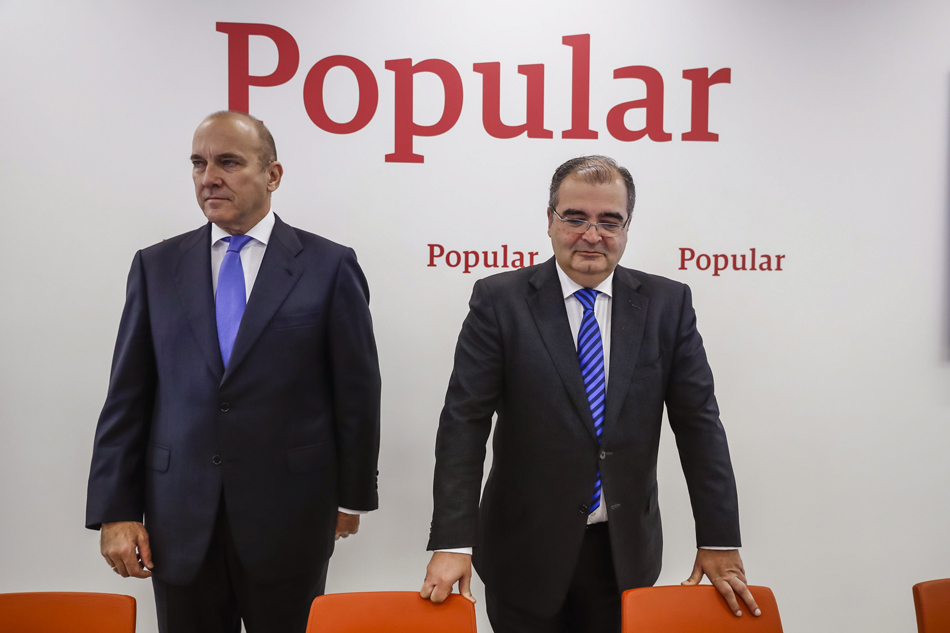 El expresidente del Banco Popular, Ángel Ron (d), junto al ex consejero delegado de la entidad, Pedro Larena (i), durante la presentación de los resultados de 2016. 