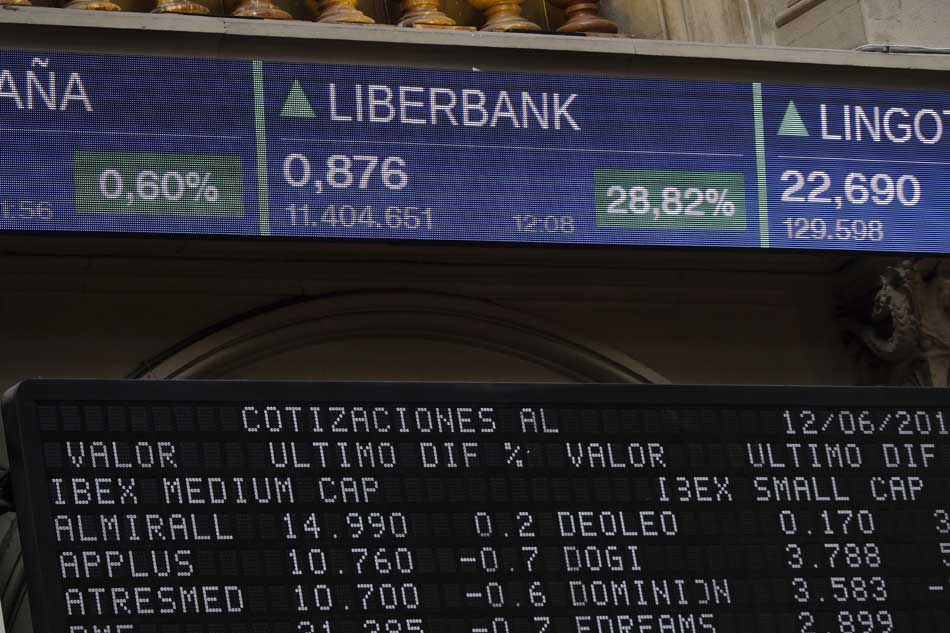 Fotografía de los paneles de la bolsa de Madrid con la subida de Liberbank.