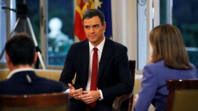 El presidente del Gobierno, Pedro Sánchez (c), acompañado por los presentadores Ana Blanco (d) y Sergio Martín, al comienzo de la entrevista que concede a TVE en el Palacio de La Moncloa.