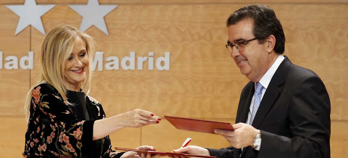 La presidente de la Comunidad de Madrid, Cristina Cifuentes, y el vicepresidente ejecutivo de la Fundación Amancio Ortega, José Arnau. 