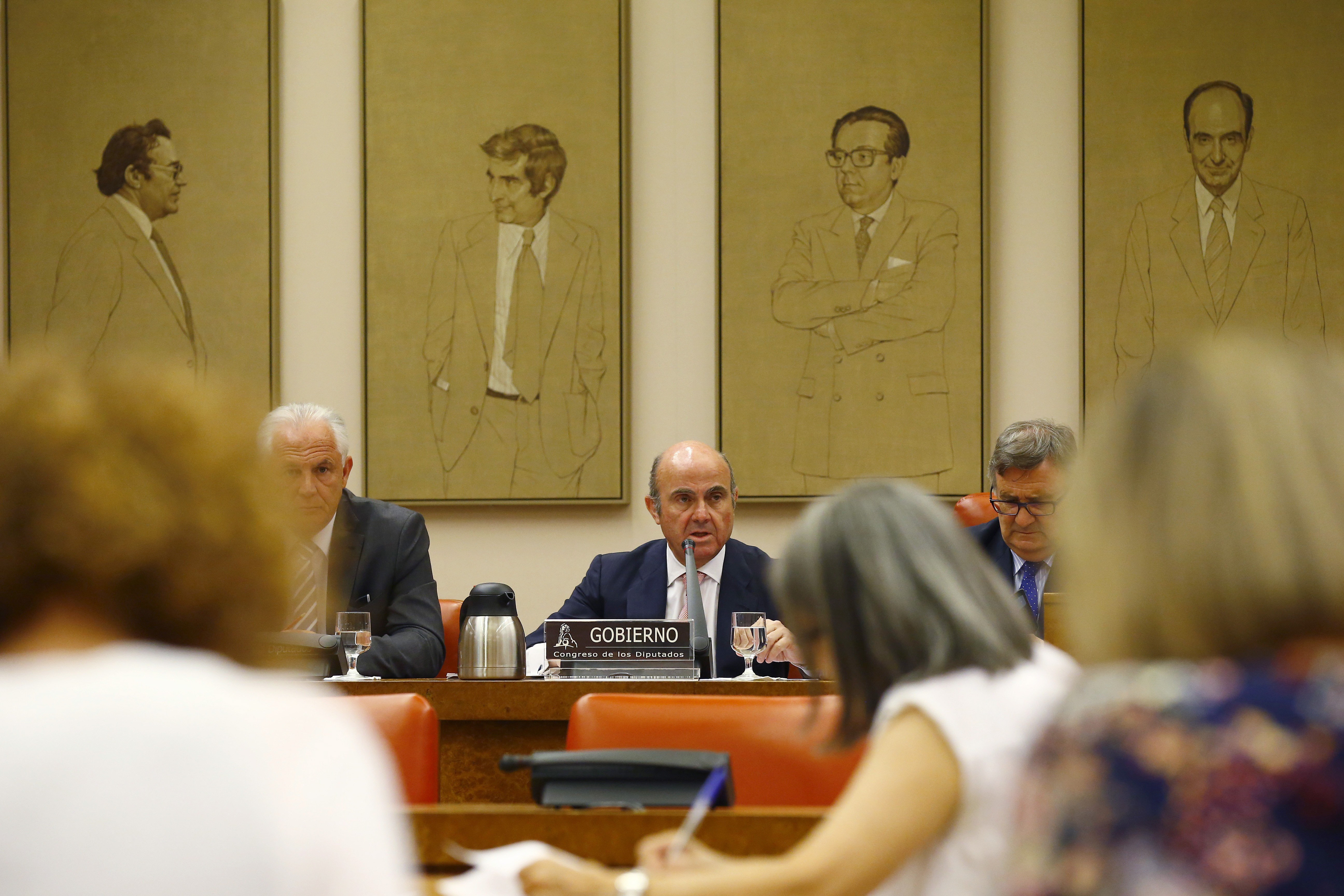  El ministro de Economía, Luis de Guindos, durante su comparecencia a petición propia ante la Comisión de Economía del Congreso para defender la intervención europea del Banco Popu