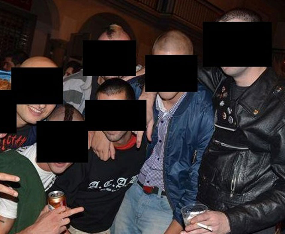 Imagen del joven sancionado, con la camiseta con las siglas "A.C.A.B."