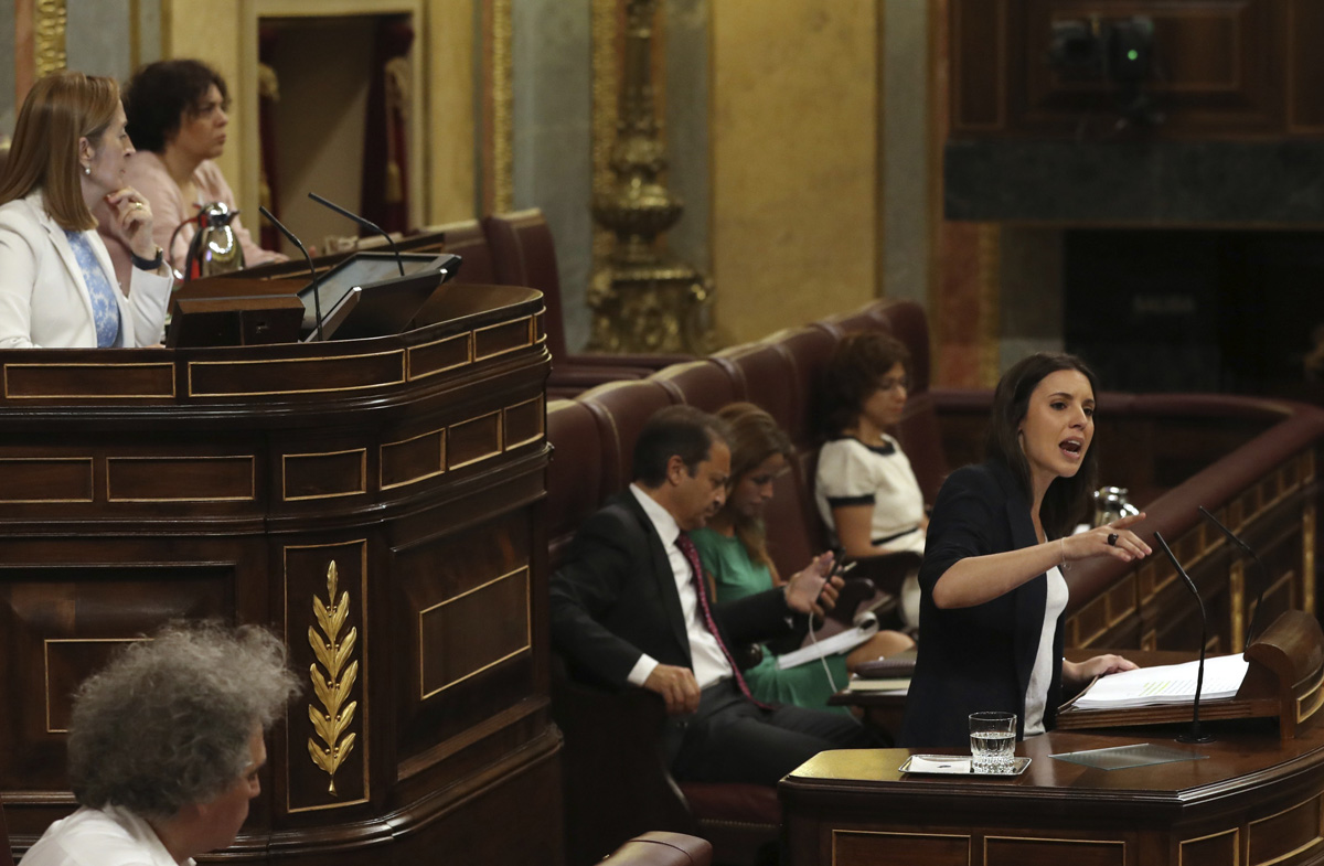 La portavoz de Unidos Podemos, Irene Montero, durante su intervención en la moción de censura contra Mariano Rajoy 