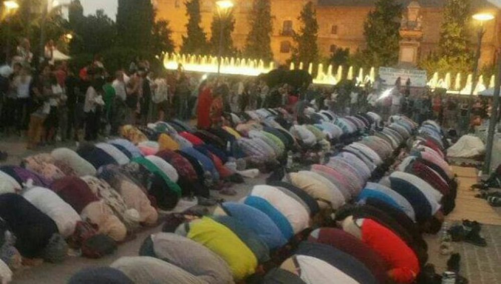 La oración de la discordia: musulmanes rezando el pasado sábado en Granada.