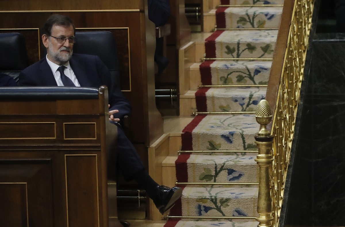 El presidente del Gobierno, Mariano Rajoy, escucha una intervención en el Congreso de los Diputados