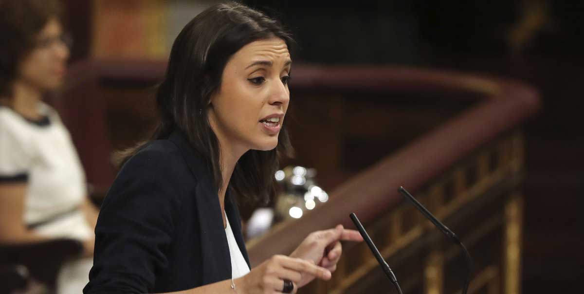 La portavoz de Unidos Podemos, Irene Montero, durante su intervención en el debate de la moción de censura