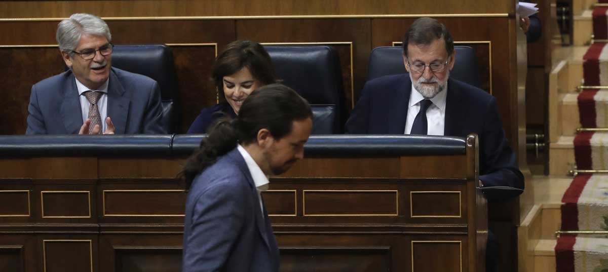 El líder de Podemos, Pablo Iglesias, pasa delante del presidente del Gobierno, Mariano Rajoy. EFE/Archivo