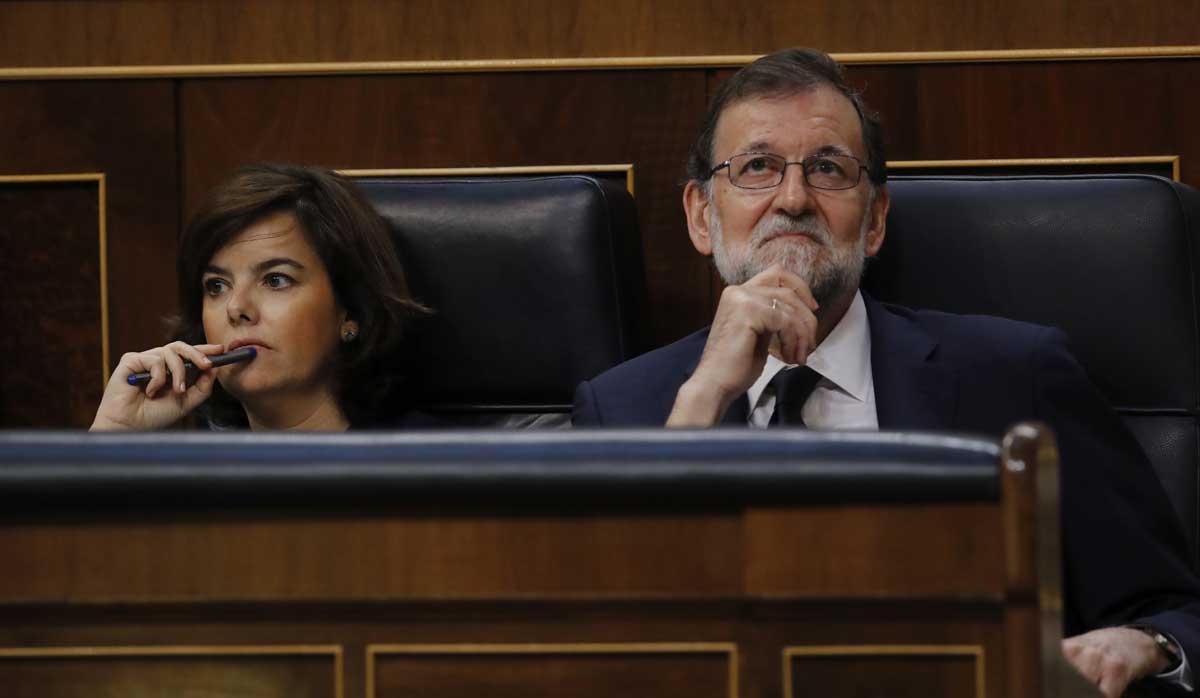 El presidente del Gobierno, Mariano Rajoy (d), y la vicepresidenta, Soraya Sáenz de Santamaría (i), durante el pleno del Congreso de los Diputados que debate la moción de censura. 