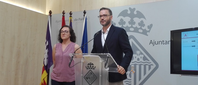 El alcade socialista  de Palma José Hila ( Derch)  acompañado de Joana Mª Adrover  regidora de turismo , comercio y empleo de Palma