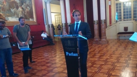 Alvaro Gijón en las declaraciones antes los medios en el Parlament Balear
