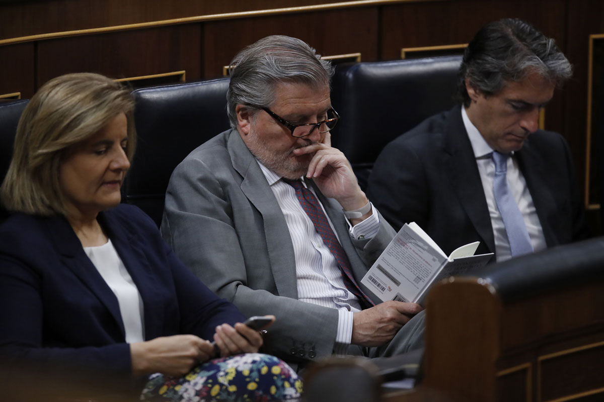 El ministro de Educación,  Íñigo Méndez de Vigo, leyendo durante la Moción de Censura de Podemos a Rajoy