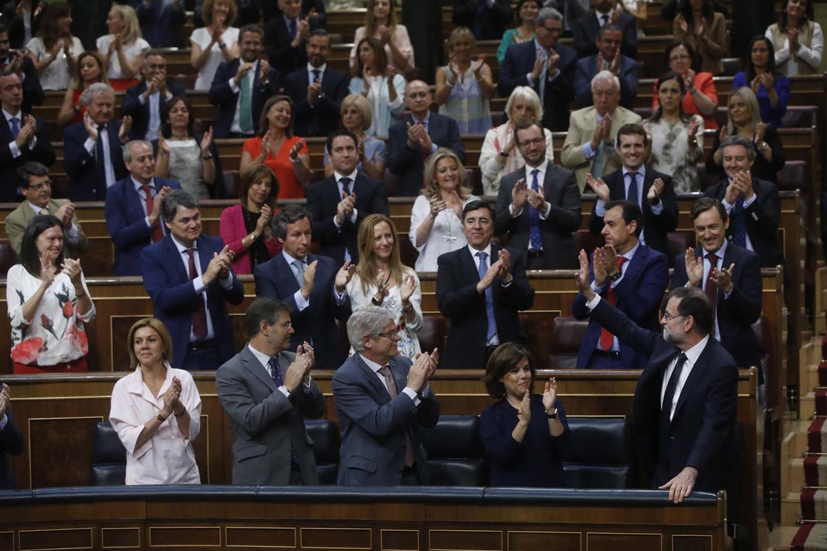 Mariano Rajoy saludando desde su bancada en el debate de la moción de censura de Podemos contra su Gobierno.