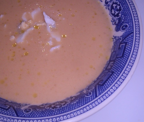 Gazpacho con virutas de salmón marinado y huevo duro y pollo con patatas al vino