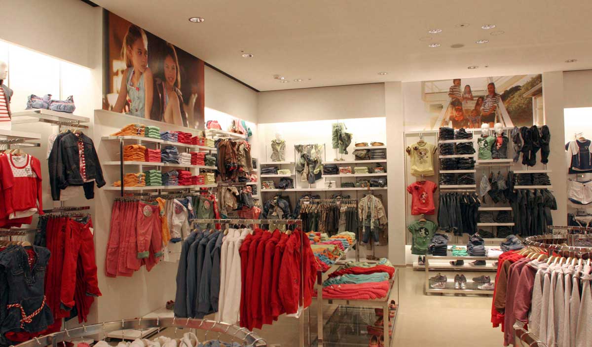 Vista de una tienda de Zara en la sede central de Inditex en Arteixo, A Coruña. Vista de una tienda de Zara en la sede central de Inditex en Arteixo, A Coruña.
