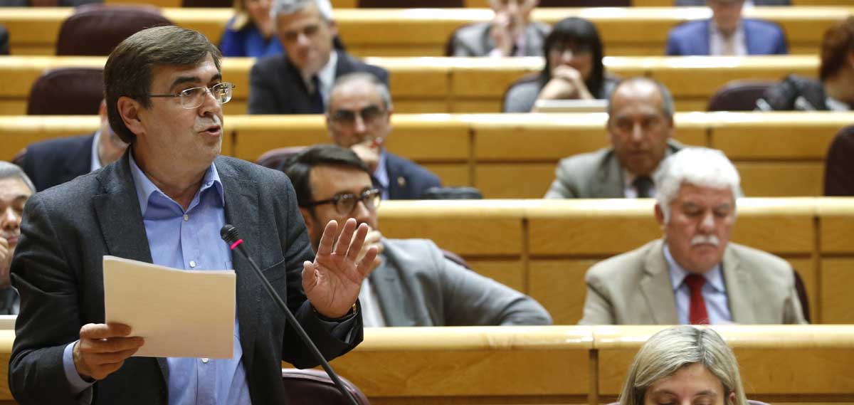 Foto de archivo en la que el senador del Grupo Parlamentario Socialista, Francesc Antich (i), pregunta al ministro de Justicia. EFE