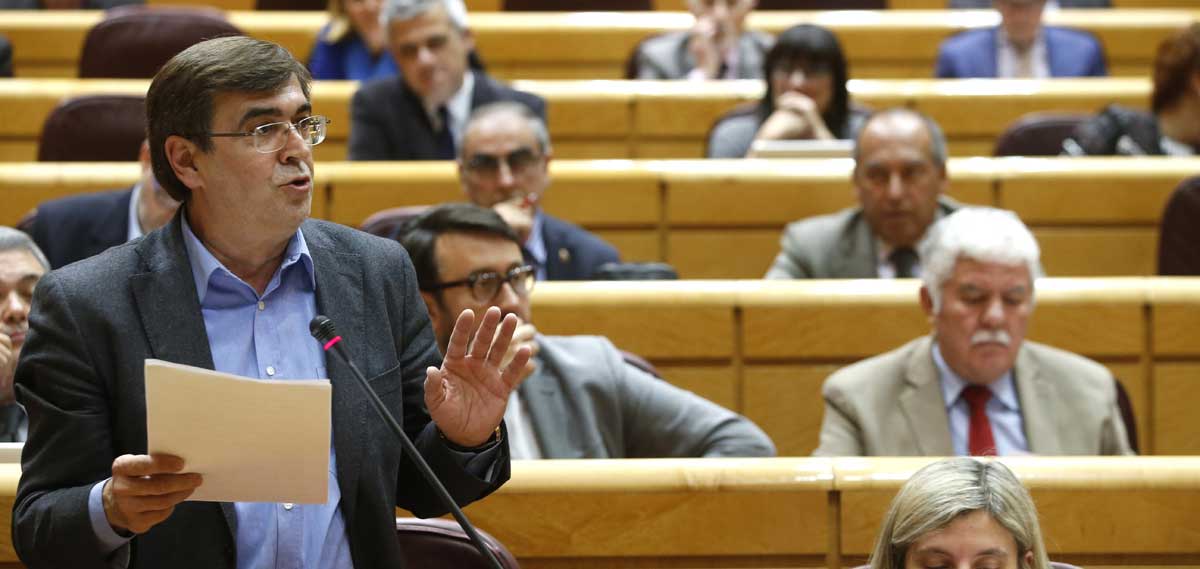Foto de archivo en la que el senador del Grupo Parlamentario Socialista, Francesc Antich (i), pregunta al ministro de Justicia. EFE Foto de archivo en la que el senador del Grupo Parlamentario Socialista, Francesc Antich (i), pregunta al ministro de Justicia. EFE