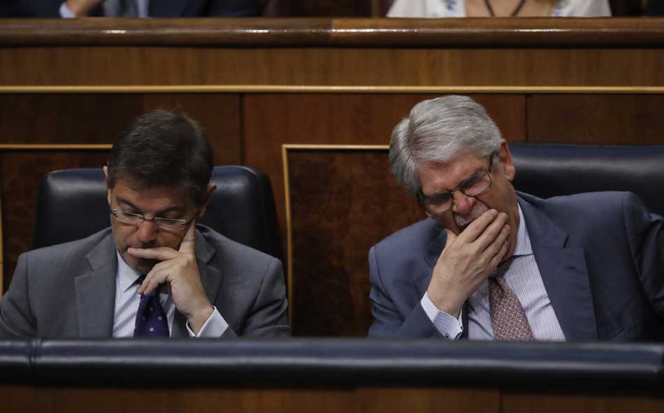 Rafael Catalá y Alfonso Dastis durante el debate de la moción de censura contra Mariano Rajoy, en el Congreso de los Diputados a iniciativa de Unidos Podemos. 
