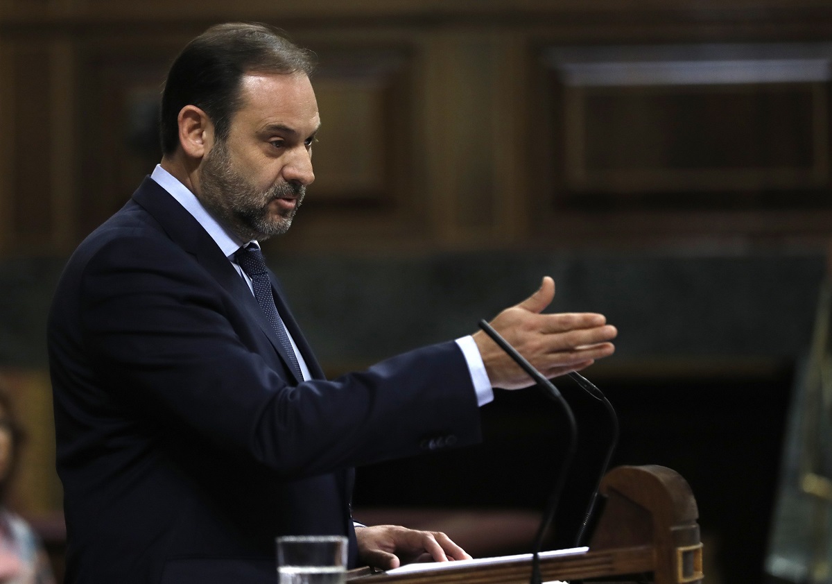 El portavoz parlamentario del PSOE, José Luis Ábalos, durante su intervención en la moción de censura contra Mariano Rajoy