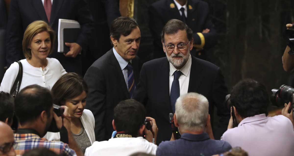 El presidente del Gobierno, Mariano Rajoy (d), junto al portavoz parlamentario del PP, Rafael Hernando, tras la votación en el pleno del Congreso de los Diputados. 