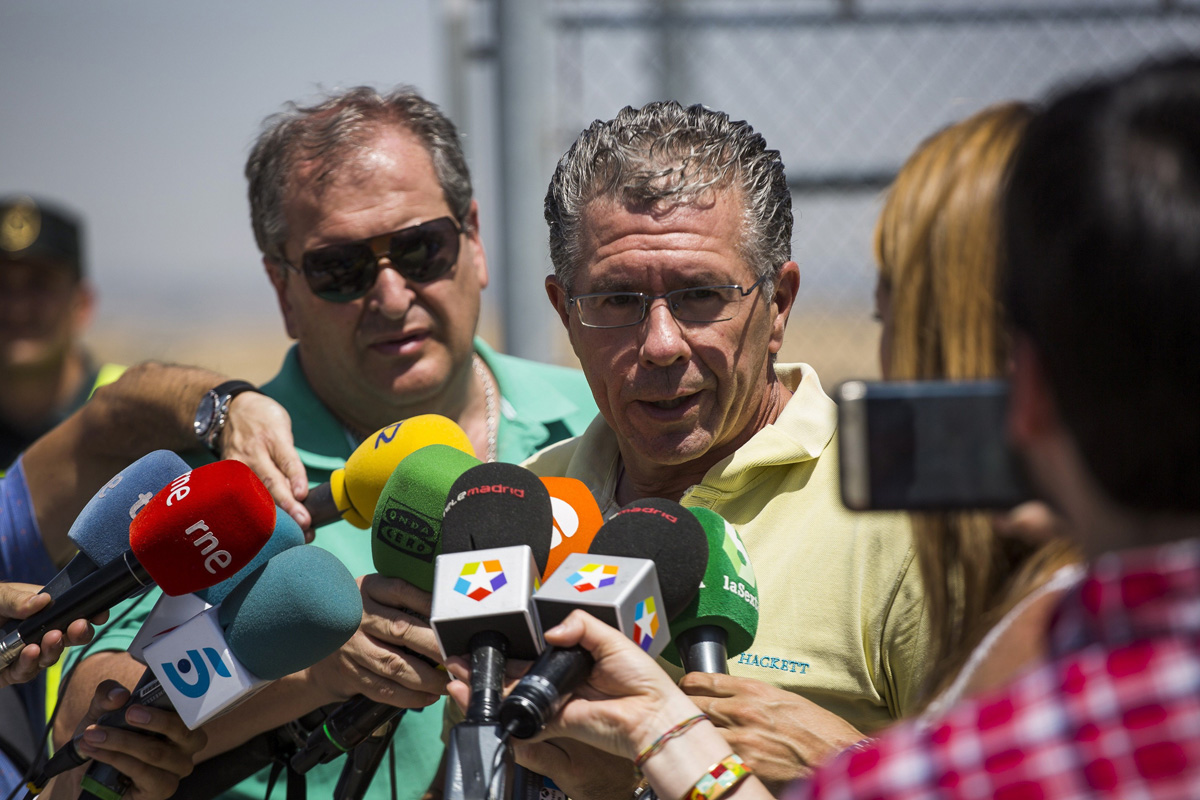 Francisco Granados atendiendo a los medios en la puerta de la cárcel, en una imagen de archivo