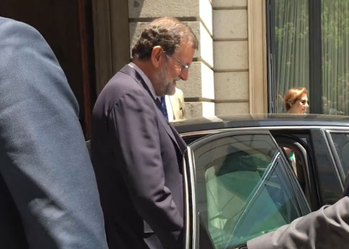 Rajoy y Hernando abandonan el Congreso satisfechos