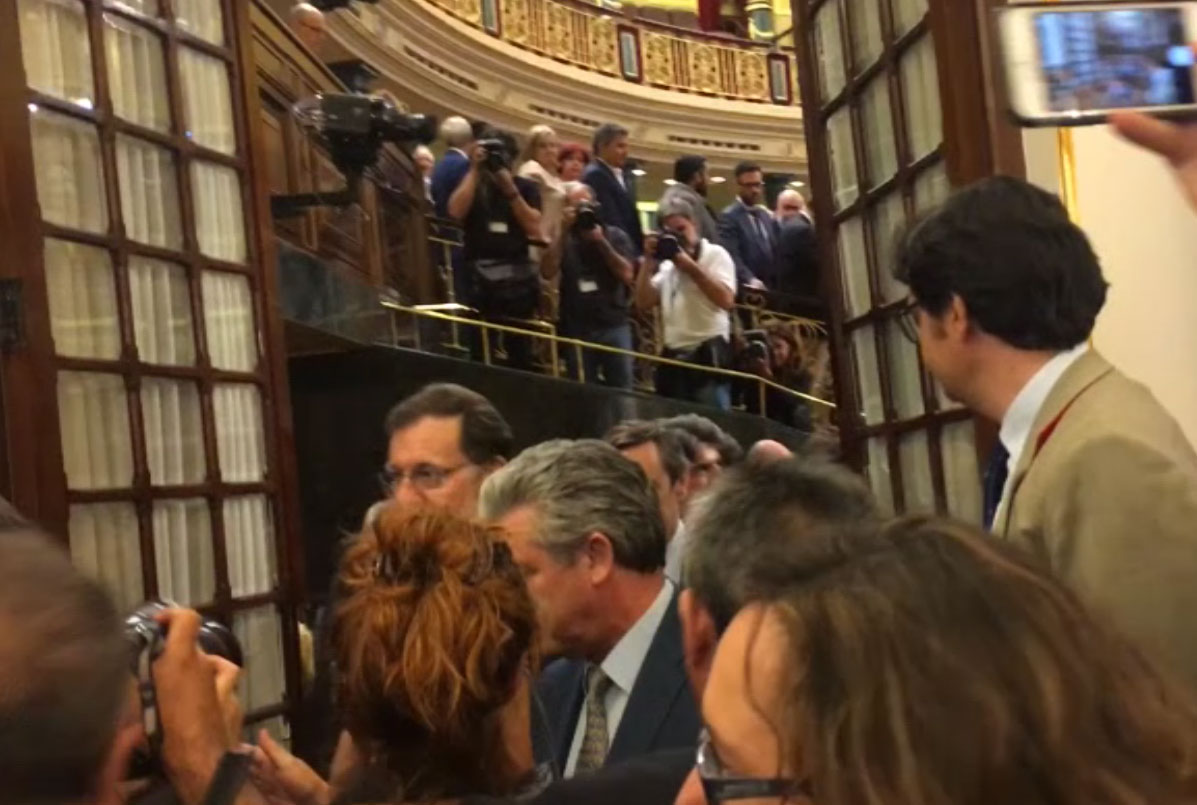 Salida de Mariano Rajoy del Pleno tras la Moción de censura 