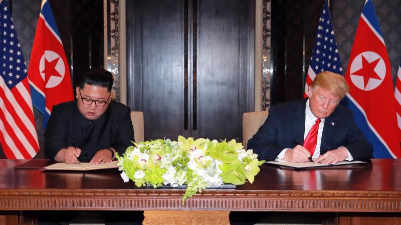 Kim-Jong Un (izquierda) y Donald Trump (derecha) en la cumbre celebrada en Singapur