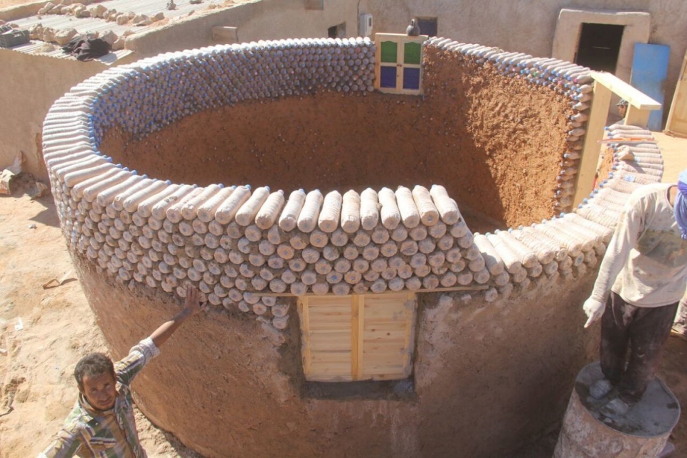 Botellas de plástico para edificar en los campos de refugiados