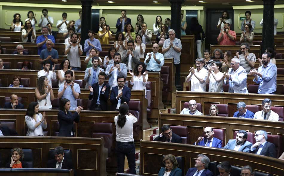 El líder de Podemos, Pablo Iglesias (c), es apludido por los diputados de su grupo parlamentario, tras la votación de la moción de censura. 