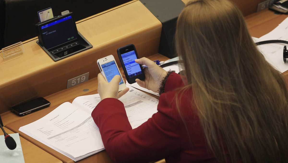 Una eurodiputada usa dos móviles. Una eurodiputada usa dos móviles.