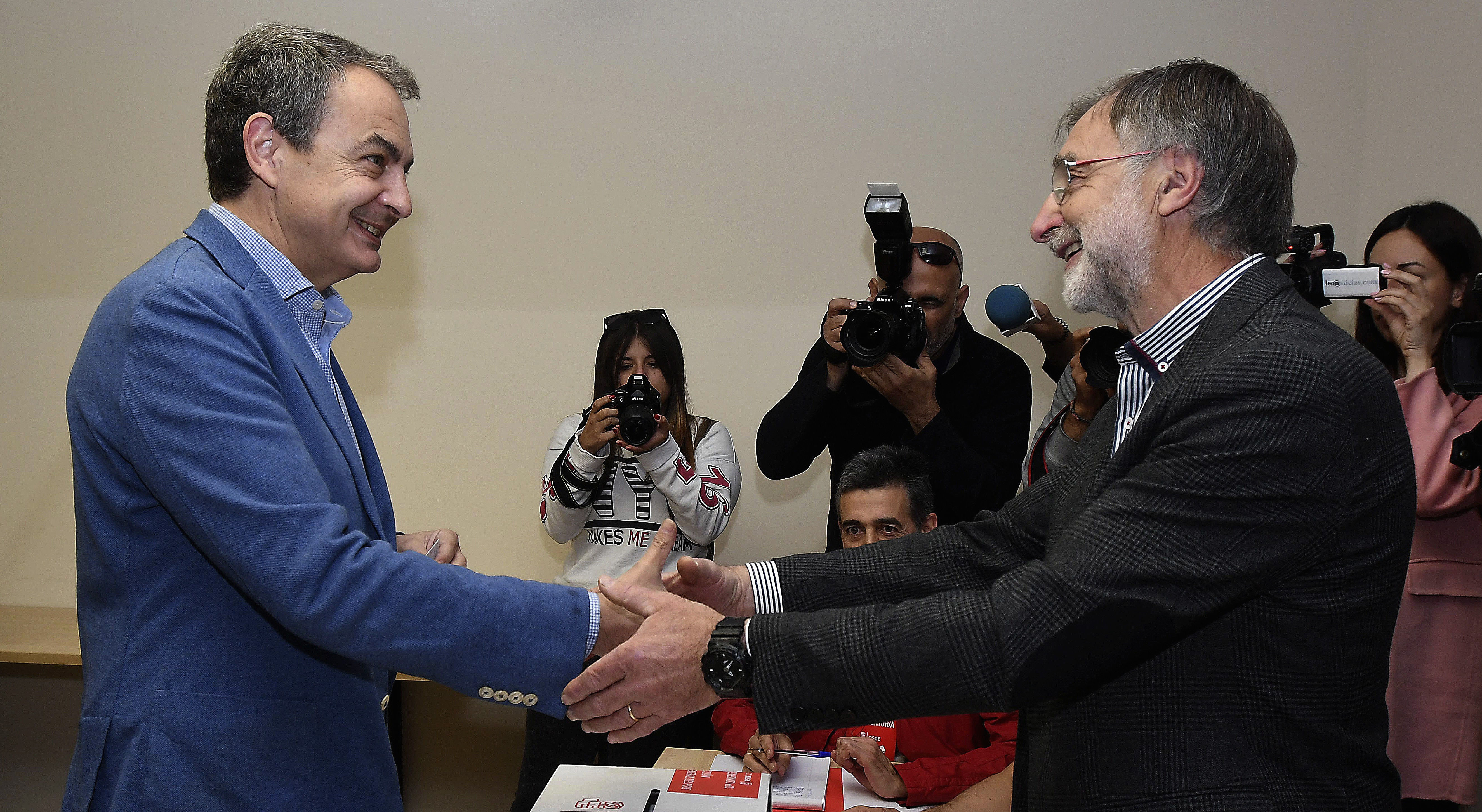 Rodríguez Zapatero votando en las primarias del PSOE