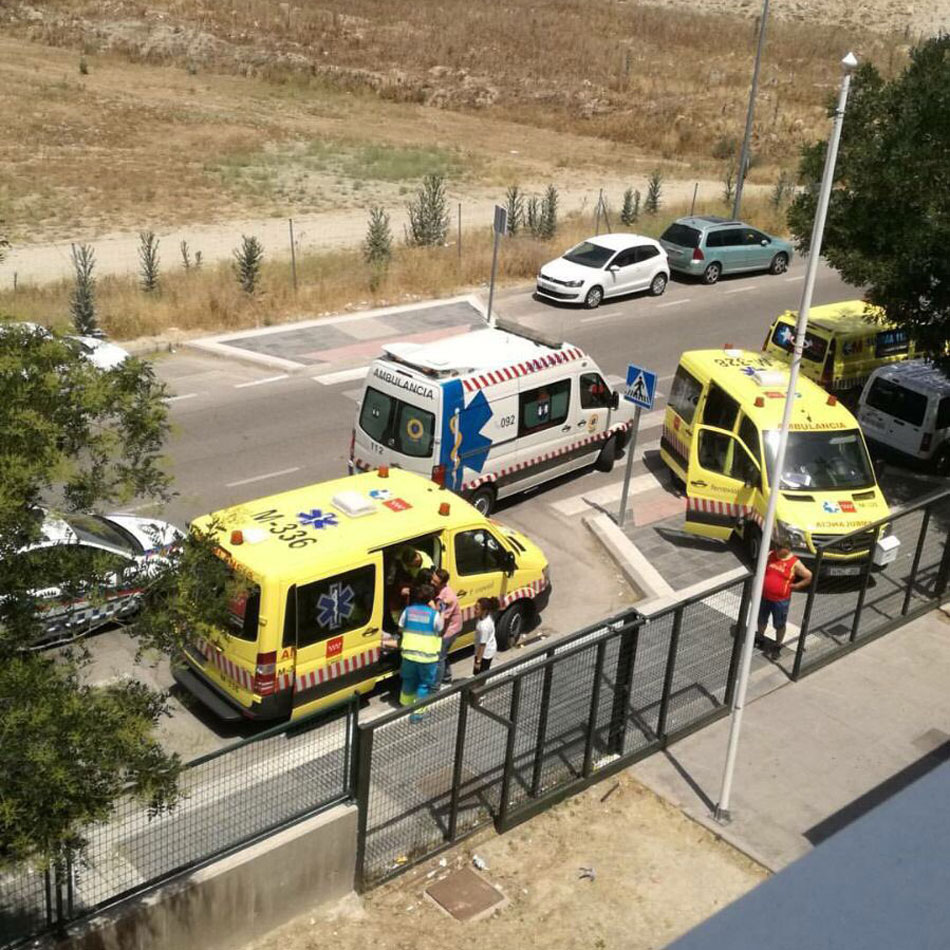 Ambulancias frente al colegio Neil Armstrong en Valdemoro (Madrid)