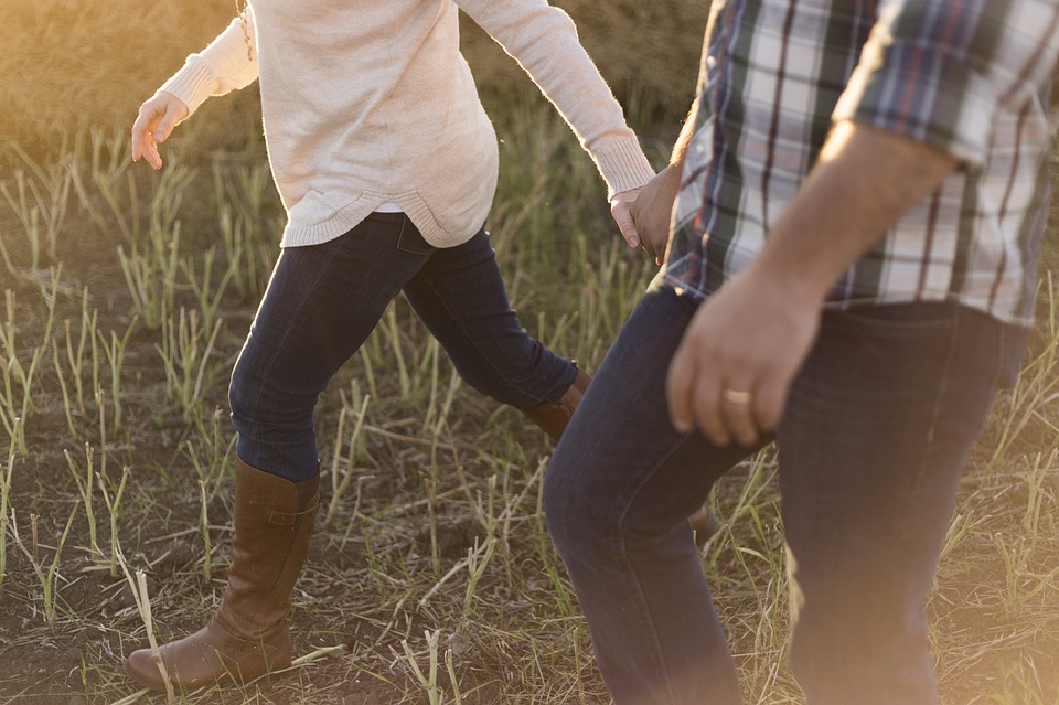 Una pareja caminando juntos de la mano