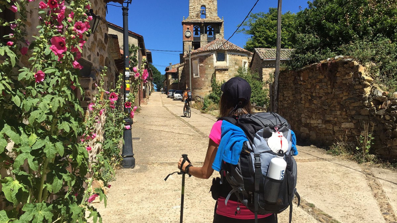 Una peregrina en pleno Camino de Santiago